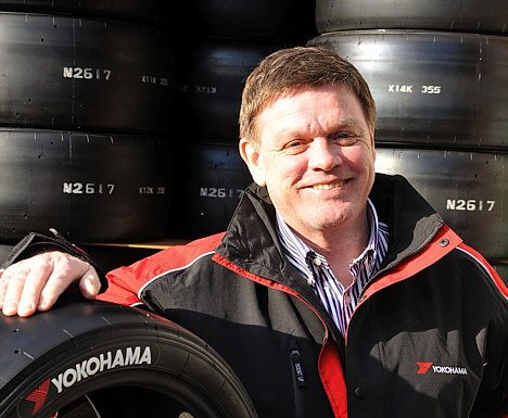 Yokohama er nu det mest populære dæk til motorsport i Danmark, og det smitter kraftigt af på mærkets image hos almindelige bilister, siger marketingchef Allan Osbech, Yokohama Danmark, her foran en hel container fuld af friske racingdæk til DTC.